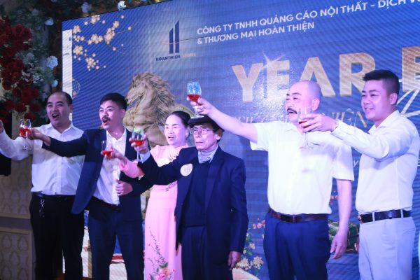 Nâng ly khai tiệc