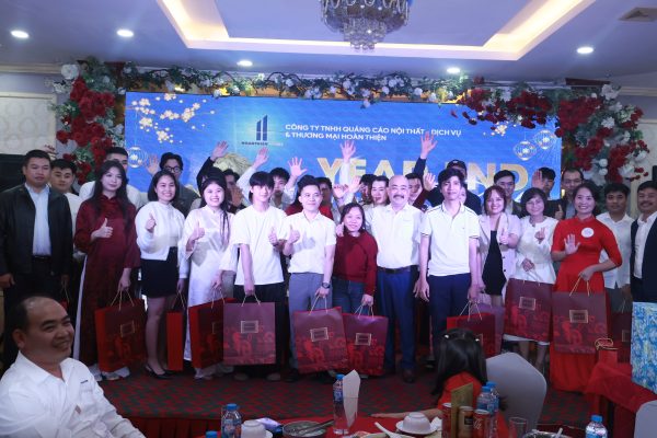 Toàn thể cán bộ nhân viên Hoàn Thiện Stone chụp ảnh tập thể tại tiệc tất niên 2025 – Year End Party chủ đề CHUYỂN MÌNH.