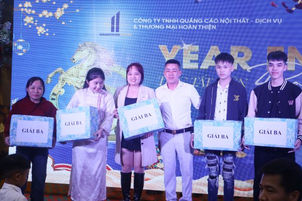 Hai nhân viên bốc thăm dành giải Ba của năm