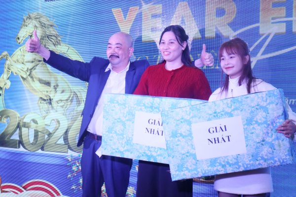 Hai nhân viên bốc thăm dành giải Nhấtcủa năm