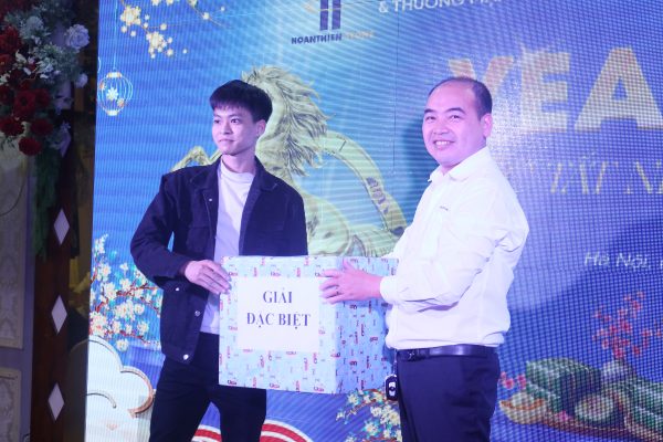 Nhân viên bốc thăm dành giải đặc biệt của năm