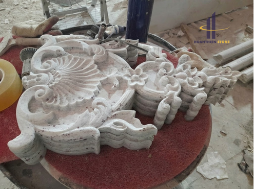 Chi tiết phù điêu đá nghệ thuật đẹp với đường nét chạm khắc tinh xảo, thể hiện tay nghề cao và giá trị thẩm mỹ vượt trội.