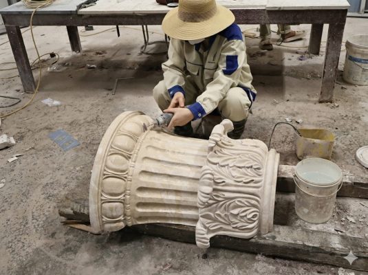 Gia công cột đá tròn thủ công giúp hoàn thiện chi tiết sắc nét