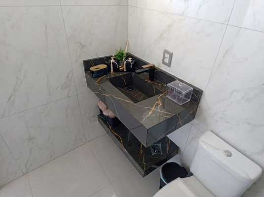 Bàn lavabo ốp đá Marble đen chỉ vàng sang trọng, tinh tế trong một phòng tắm hiện đại