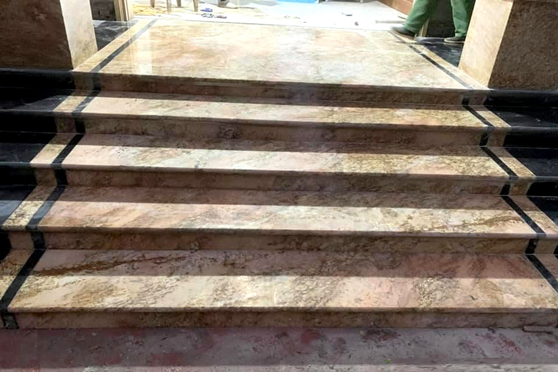 Những vật liệu phổ biến & lý do nên chọn đá granite ốp cầu thang