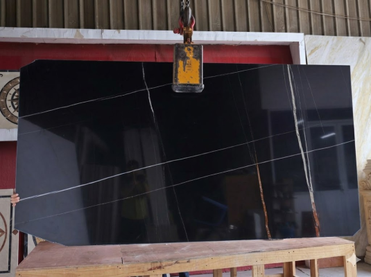 Đá đen chỉ vàng