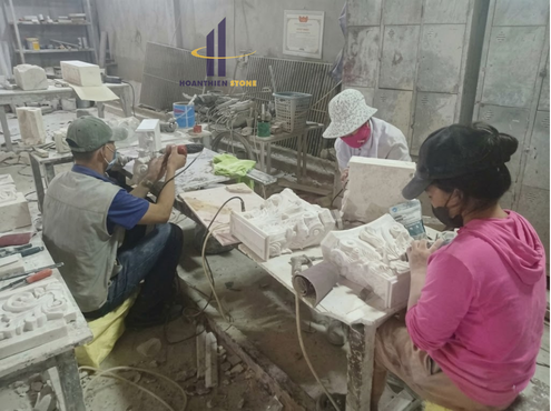 Quy trình gia công phù điêu đá nghệ thuật đẹp tại xưởng với đội ngũ thợ lành nghề, đảm bảo từng chi tiết được chạm khắc tinh xảo và sắc nét.