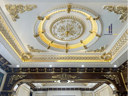 Cận cảnh họa tiết phù điêu mâm trần được gia công tỉ mỉ, khẳng định gu thẩm mỹ tinh tế của chủ đầu tư.