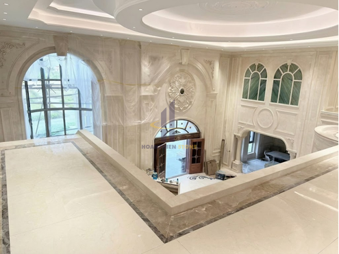 Không gian đại sảnh sử dụng phù điêu đá tự nhiên sang trọng, tạo điểm nhấn đẳng cấp cho toàn bộ công trình.