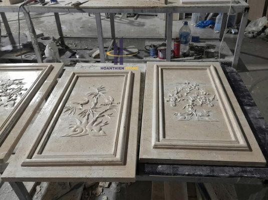 Bề mặt phù điêu đá tự nhiên với chi tiết dễ bám rêu mốc