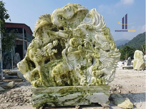 Phù điêu đá tự nhiên ngoài trời có dấu hiệu rêu mốc