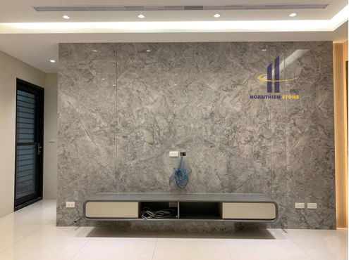 vách tivi đá granite vân mây phòng khách