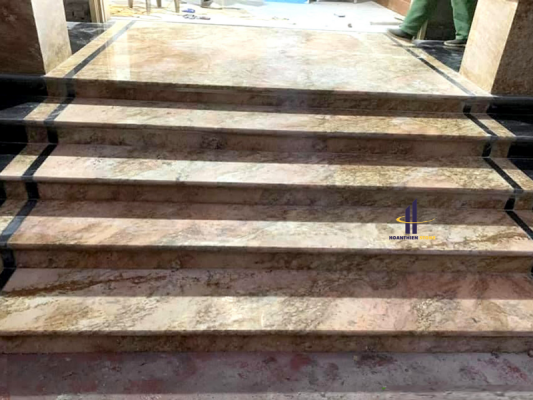 Thực tế công trình đá Granite vàng hoàng gia ốp cầu thang