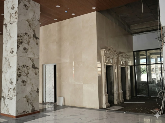 Hệ thống phào chỉ tường bằng đá tự nhiên được HOANTHIEN STONE gia công giật cấp tinh xảo tại sảnh trung tâm thương mại