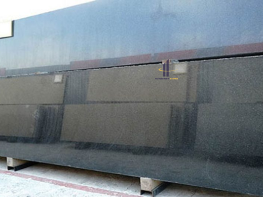 Các tấm đá granite khổ lớn nguyên khối luôn sẵn hàng tại tổng kho đá HOANTHIEN STONE để phục vụ cắt xẻ theo yêu cầu.