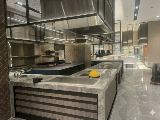 Khu bếp mở sử dụng đá Marble xám tại Sheraton Vinh