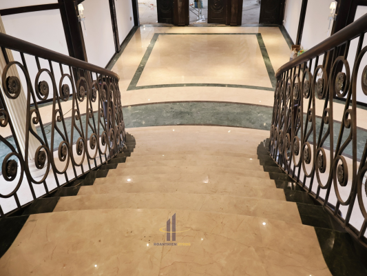 Mẫu thi công đá ốp cầu thang biệt thự cao cấp bằng đá Marble tự nhiên kết hợp viền đá xanh sang trọng.