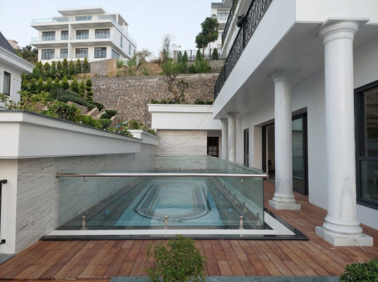 Hành lang lối đi và hệ thống phào chỉ đá tự nhiên được căn chỉnh chính xác tuyệt đối