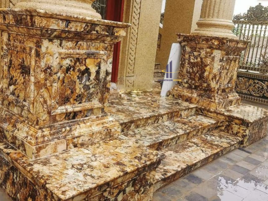 Hạng mục ốp đá granite cao cấp cho bậc tam cấp và chân cột trụ biệt thự, được đội thợ HOANTHIEN STONE gia công sắc nét và ghép vân đối xứng hoàn hảo.