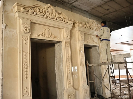 Góc nhìn tổng thể mảng tường ốp đá tự nhiên kết hợp hệ khung chỉ đá tân cổ điển lộng lẫy tại Hanaka Từ Sơn
