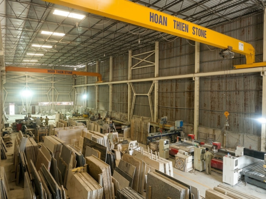 Toàn cảnh tổng kho đá HOANTHIEN STONE tại Hà Nội với hệ thống máy gia công đá CNC hiện đại và hàng trăm mẫu đá marble, granite nhập khẩu.
