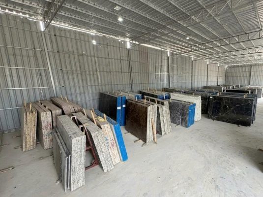 Khu vực trưng bày các dòng đá Marble, Granite, Quartzite và Onyx tại Kho đá Hoàn Thiện thứ 2, giúp khách hàng dễ dàng lựa chọn vật liệu theo từng công trình.
