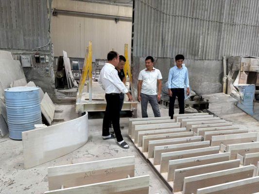 Công ty nội thất AA tham quan khu vực hoàn thiện sản phẩm