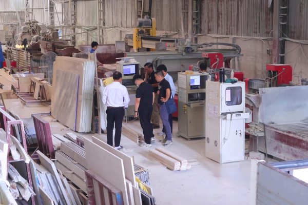 Giám đốc anh Nguyễn Hoàng Thiện giới thiệu máy mọc tại nhà máy