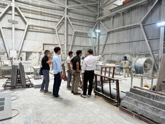 Anh Thiện giới thiệu khu vực mài thô 