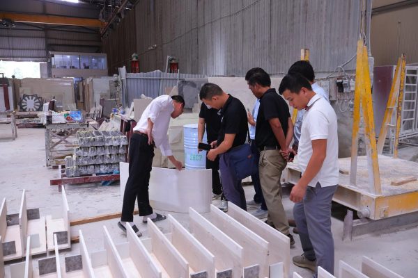 Công ty nội thất AA tham quan khu vực hoàn thiện sản phẩm 