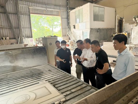 Giám đốc anh Nguyễn Hoàng Thiện giới thiệu máy mọc tại nhà máy